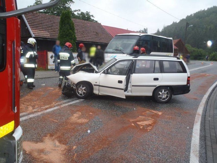 Barcice. Czołowe zderzenie kursowego busa z autem osobowym [ZDJĘCIA]