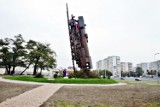 Największa rzeźba miejska stoi we Wrocławiu. Poznajcie bliżej dolnośląską atrakcję – pociąg do nieba