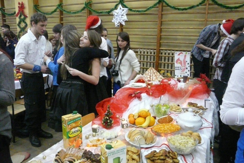 Spotkanie wigilijne w III LO: Młodzież przygotowała świąteczne stoły i podzieliła się opłatkiem