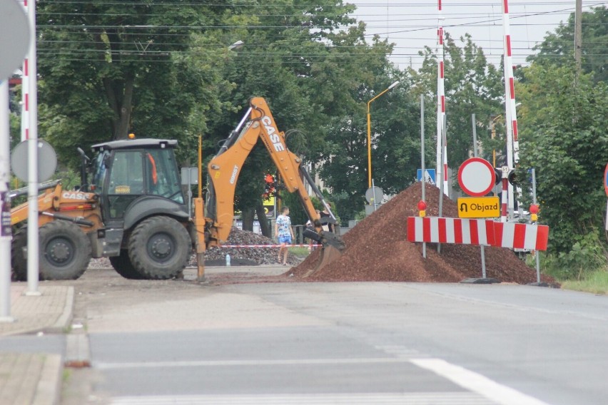 Remont przejazdu kolejowego na ul. Raszkowskiej. Ruch kołowy wstrzymany do końca sierpnia! [ZDJĘCIA]