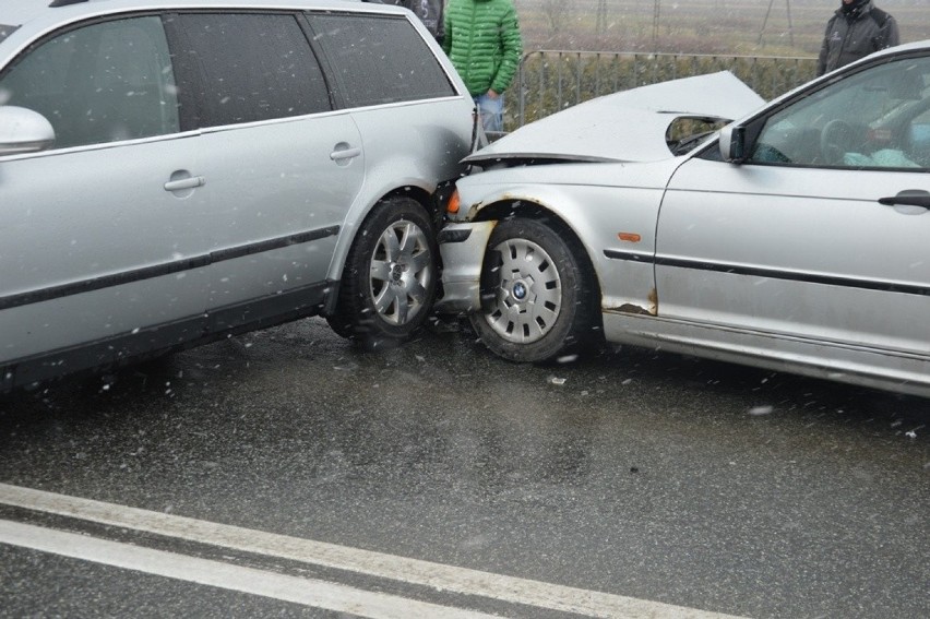 Ciężarówka i dwie osobówki rozbite na obwodnicy Starego Sącza. Kierowca bmw w szpitalu [ZDJĘCIA]