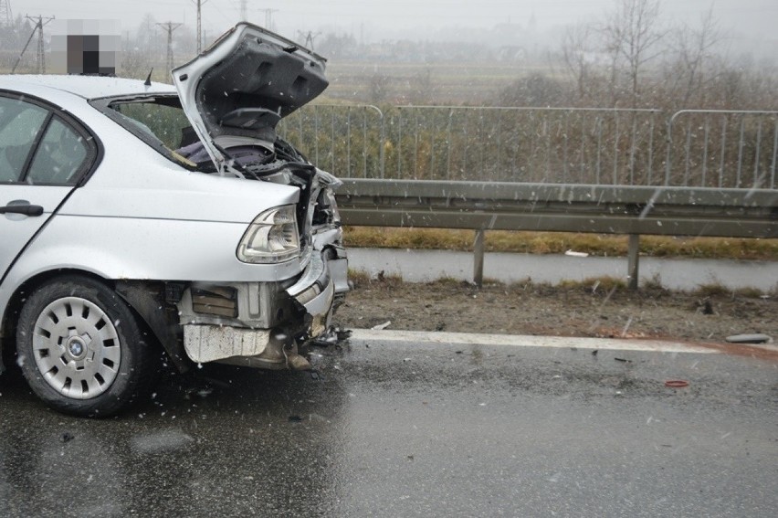 Ciężarówka i dwie osobówki rozbite na obwodnicy Starego Sącza. Kierowca bmw w szpitalu [ZDJĘCIA]