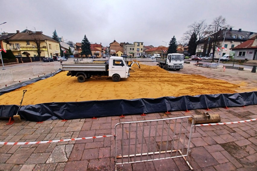 Na Placu Kazimierza Wielkiego w Brzesku powstaje sezonowe...