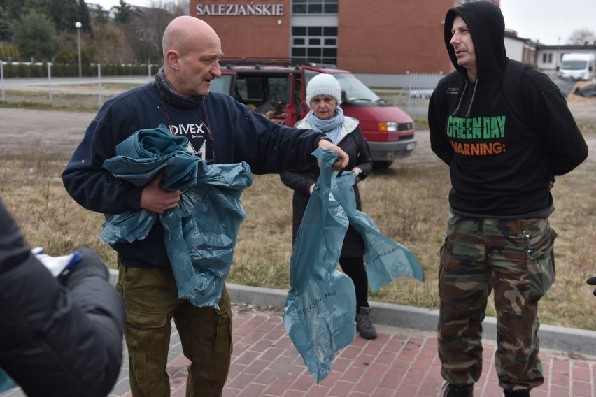 Sprzątanie Wrzosowiska w Toruniu. Akcja społeczna mieszkańców Wrzosów [zdjęcia]