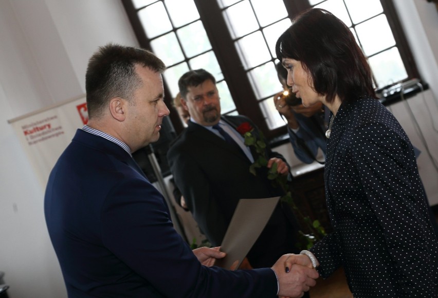 54 nauczycieli ze szkół w Piotrkowie odebrało nagrody z...