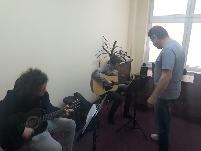 Dużo muzyki i śpiewu w Młodzieżowym Domu Kultury w Starachowicach (ZDJĘCIA)