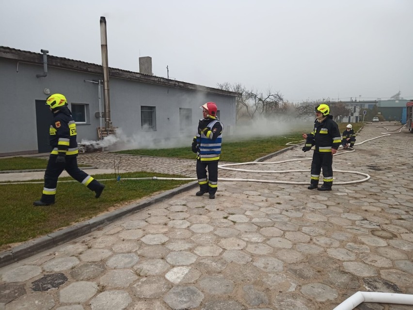 Kopytkowo. Ćwiczenia powiatowych strażaków na terenie firmy ELMOT