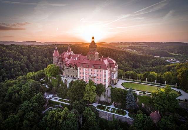 Zamek Książ w Wałbrzychu i fragment otaczającego go Książańskiego Parku Krajobrazowego