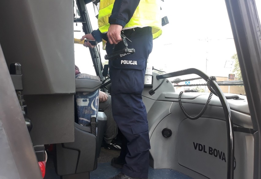 Policjanci z Rypina sprawdzają stan autobusów i trzeźwość kierowców [zdjęcia]