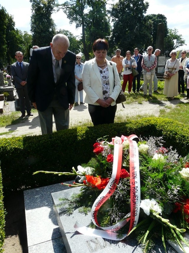 W 71. rocznicę Powstania Warszawskiego sieradzanie złożyli kwiaty na grobie księdza Leśniewskiego