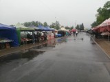 Deszczowa niedziela w Koszalinie. Na giełdzie pustki [ZDJĘCIA]