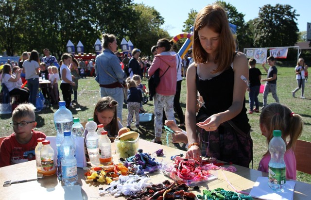 Piknik na boisku UJK w Piotrkowie - Podaruj dzieciom uśmiech