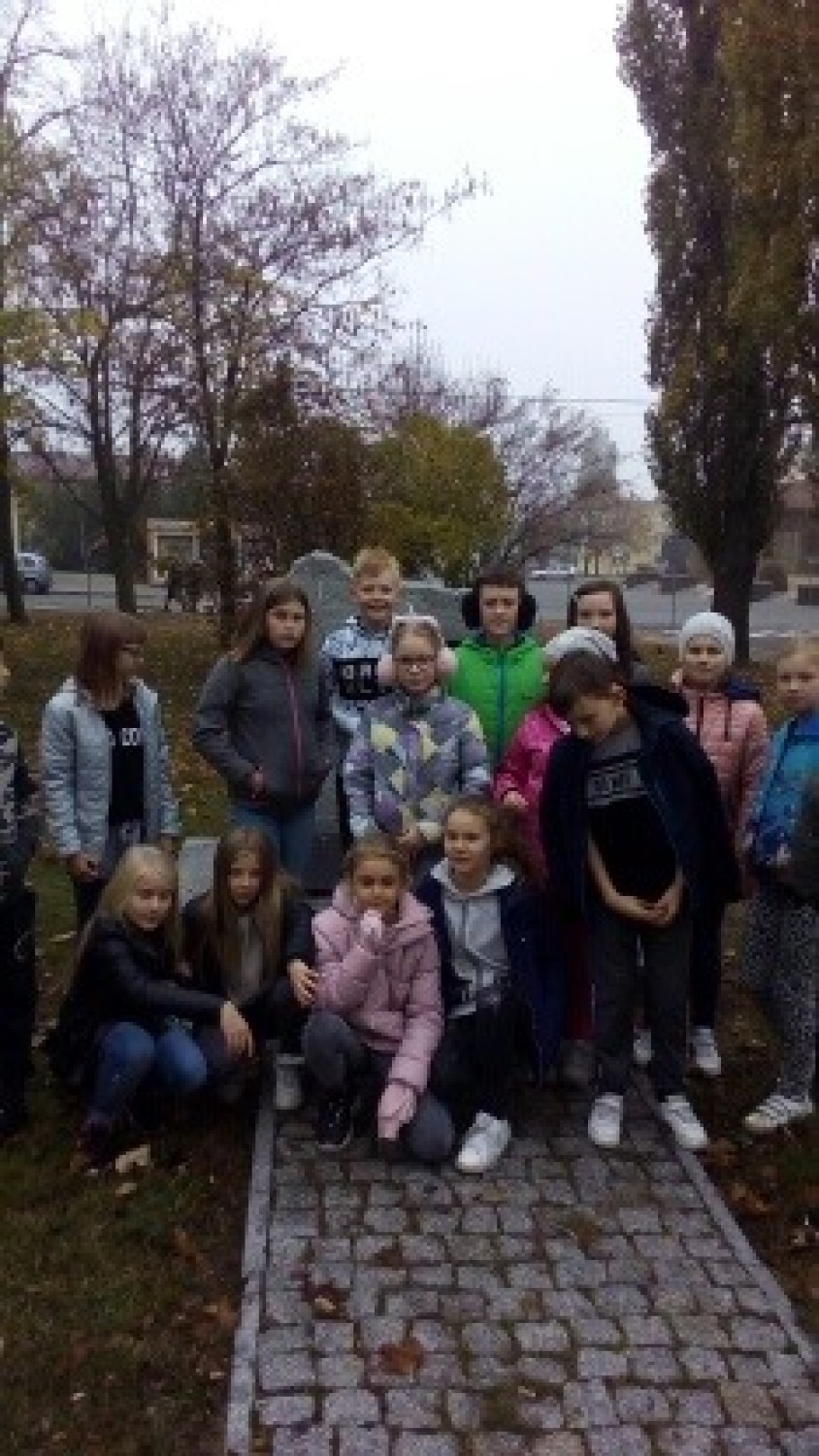 Uczniowie podstawówki w Błaszkach biorą udział w akcji "Szkoła pamięta" [FOTO]
