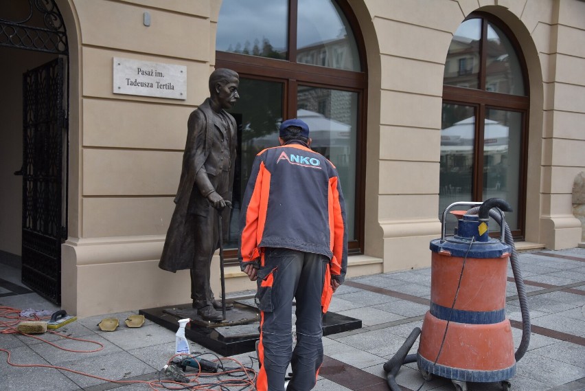 Pomnik Tadeusza Tertila powrócił na tarnowski Rynek