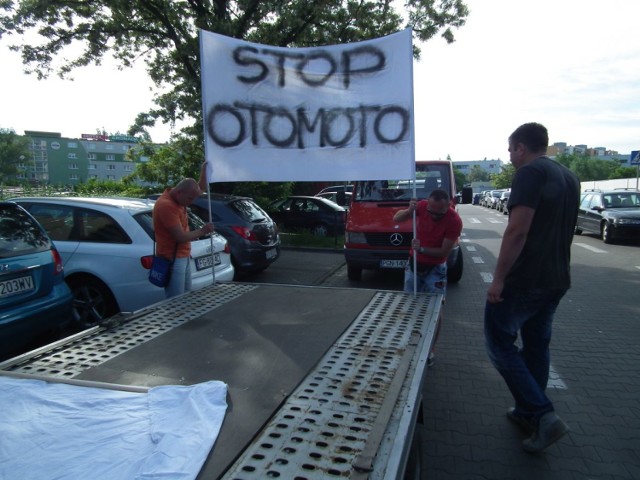Protest przed Allegro w Poznaniu przeciw podwyżkom cen ogłoszeń