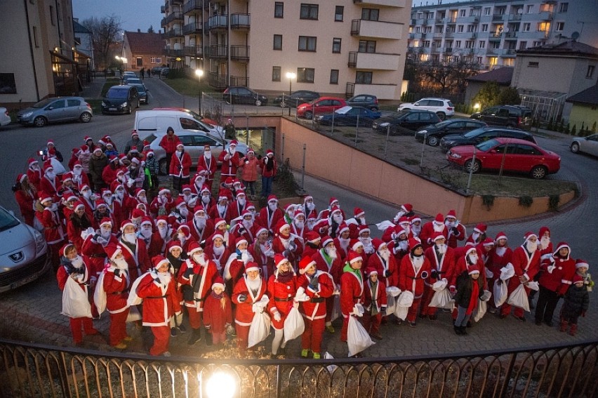 Marsz Mikołajów w Bochni. 122 osoby przebrane za świętego przeszły ulicami miasta [ZDJĘCIA]