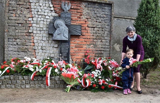 Obchody 83. rocznicy zbrodni katyńskiej odbyły się na łaskim cmentarzu parafialnym