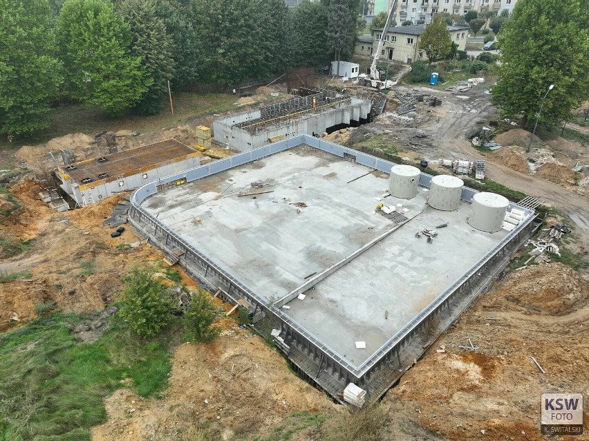Prace na placu budowy nowego basenu odkrytego w Oleśnie...