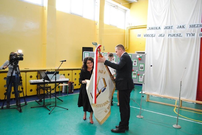 Szkoła Podstawowa nr 4 w Bełchatowie ma nowy sztandar [ZDJĘCIA]