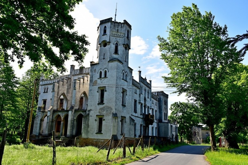 Piękny, neogotycki pałac w Drwalewicach, w gminie Kożuchów