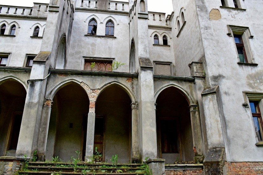 Piękny, neogotycki pałac w Drwalewicach, w gminie Kożuchów