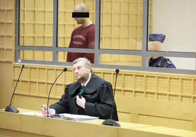 Daniel Ch. na ławie oskarżonych i jego obrońca, adwokat Andrzej Śmigielski.