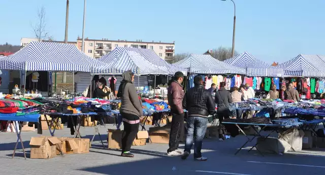 Targowisko przy ul. Sędzickiego ożyło - kupić tam można niemal wszystko