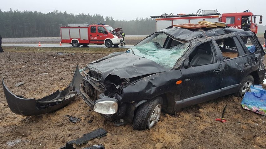 Wypadek w Zajączkach. Samochód koziołkował w polu