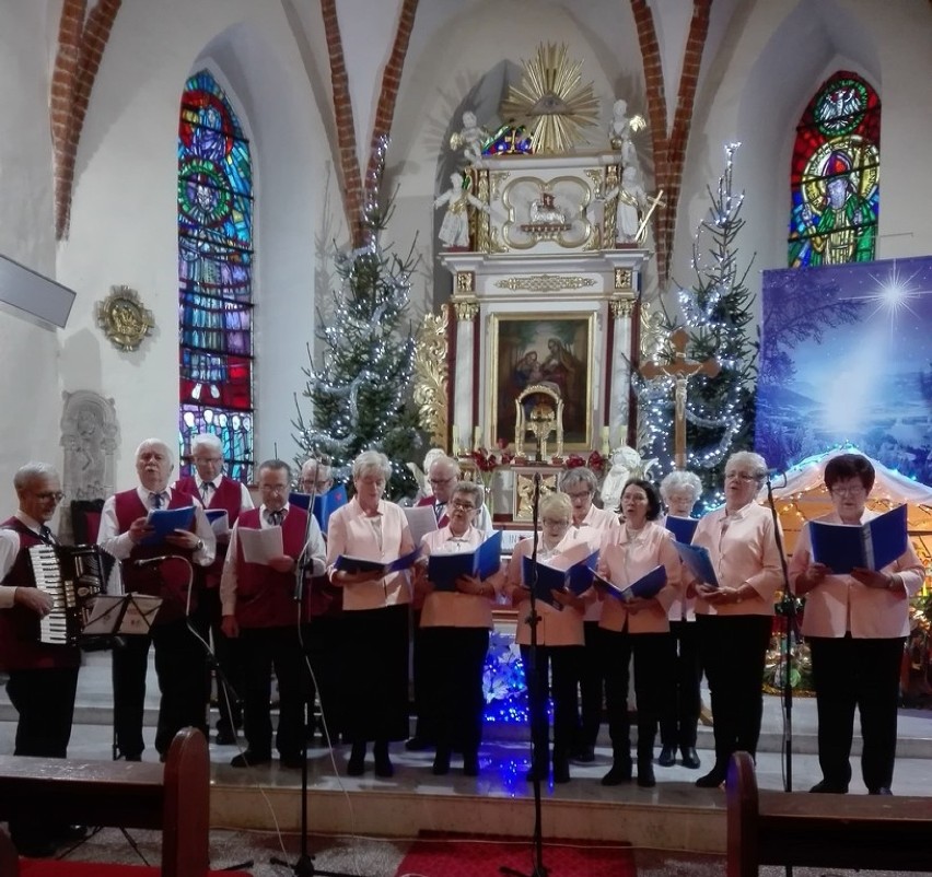 Zespół Śpiewaczy Zbąszyńskich Seniorów na "XVII Koncercie Kolęd i Pastorałek" w Szczańcu