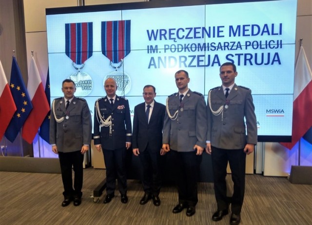 Dwa policjanci KPP w Myślenicach zostali odznaczeni przez ministra spraw wewnętrzych i administracji