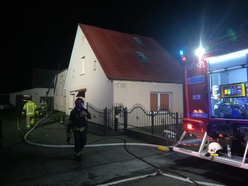 W jednym z domów w Rurzycy strażacy gasili pożar komina