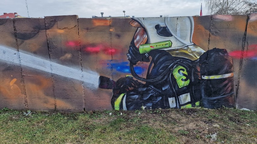 Mural, który ukazuje pracę strażaków. Można go zobaczyć przy OSP RW w Pile. Jednostka w tym roku otrzyma nowy wóz 