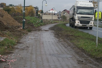 Przejście chodnikiem od strony ulicy 3 Maja podczas remontu jest mocno utrudnione