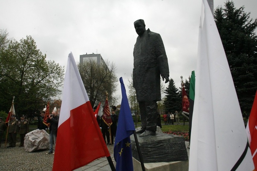 Święto Pracy pod pomnikiem w Lubinie (FOTO)