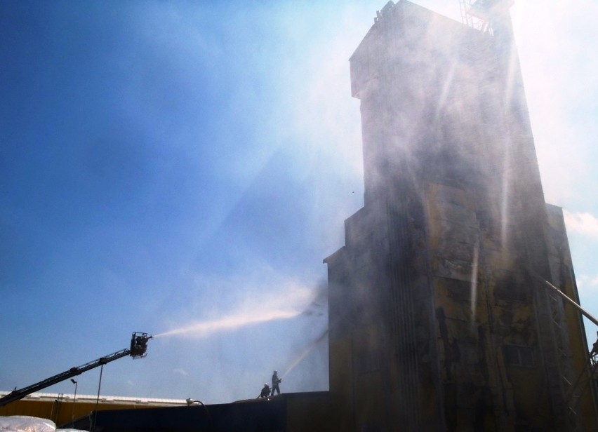 Pożar fabryki w Budzyniu. Straż przez 4 godziny walczyła z ogniem [FOTO]