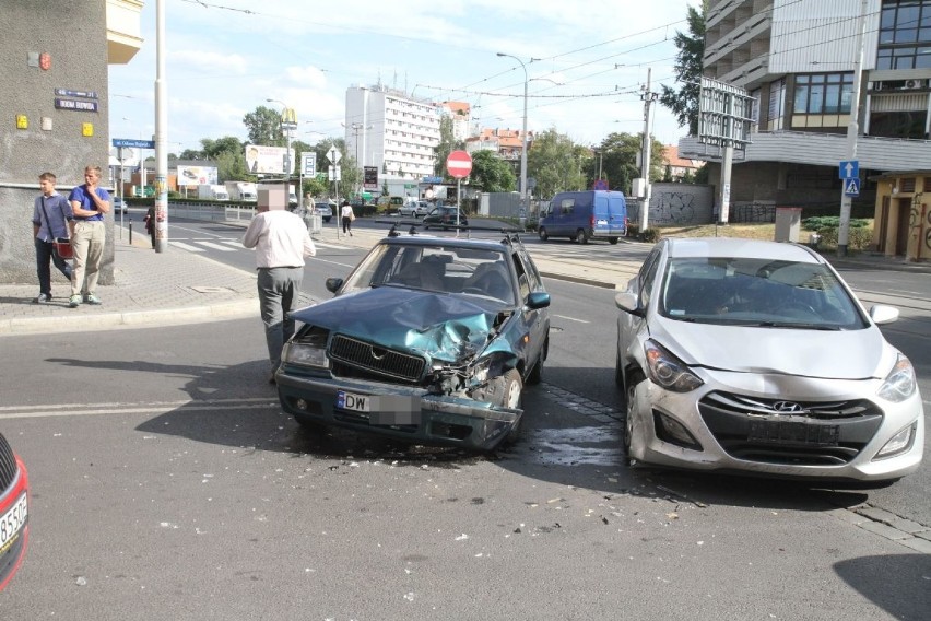 Wypadek na skrzyżowaniu ulic Sienkiewicza i Bujwida (ZDJĘCIA)