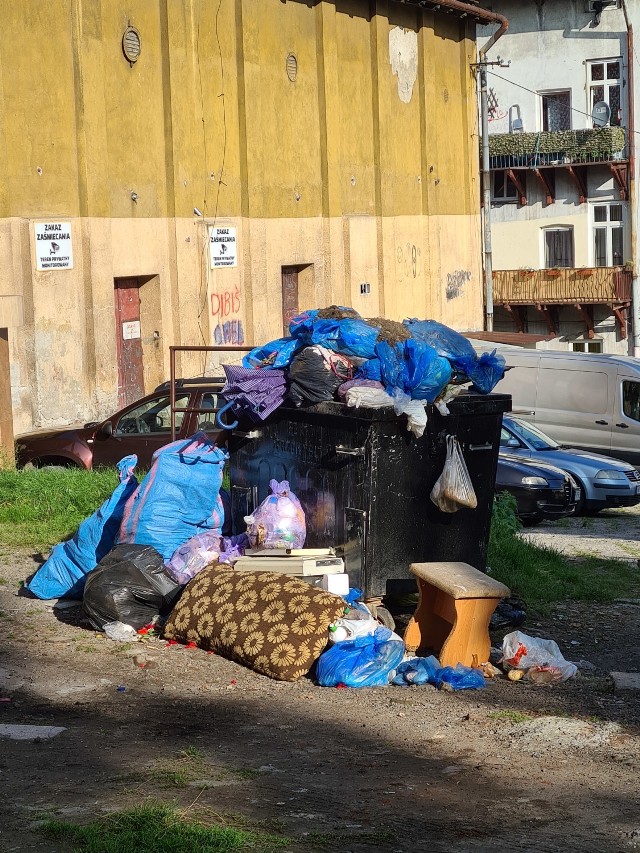 Sterta śmieci zalega na podwórku jednej z kamienic przy ul. Dworskiego w Przemyślu. Zdjęcie z 18 września, które dostaliśmy od Czytelników.