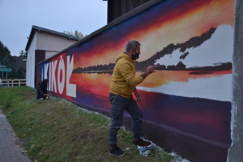 Powstaje kolejny mural w Kikole. Tym razem upamiętni wizytę...