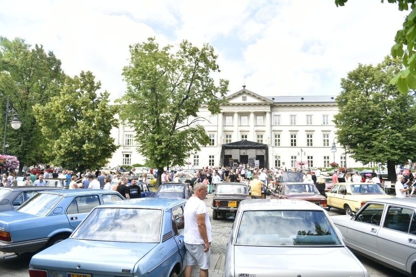 RK Classics w Radomiu. Zabytkowe samochody i super auta amerykańskie. Dzieje się! Zobacz zdjęcia 