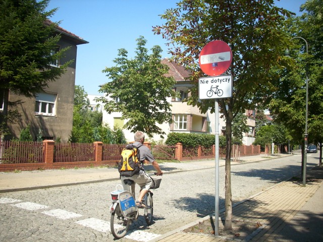 Takie oznakowanie pojawiło się na niektórych ulicach Opola latem ubiegłego roku.