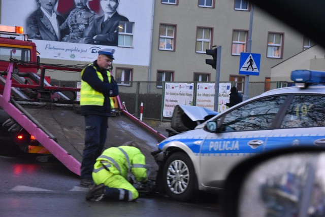 Rozbty policyjny radiowóz na skrzyżowaniu 14 Lutego i Zygmunta Starego