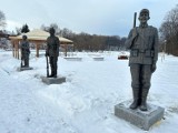 Siary. Mimo aury w budowanym parku historycznym zamontowane zostały postaci żołnierzy. Wiosną obok powstanie makieta gminy Sękowa