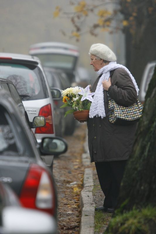 Już przed świętem zmarłych przy wałbrzyskich cmentarzach kierowcy muszą się natrudzić, żeby zaparkować.