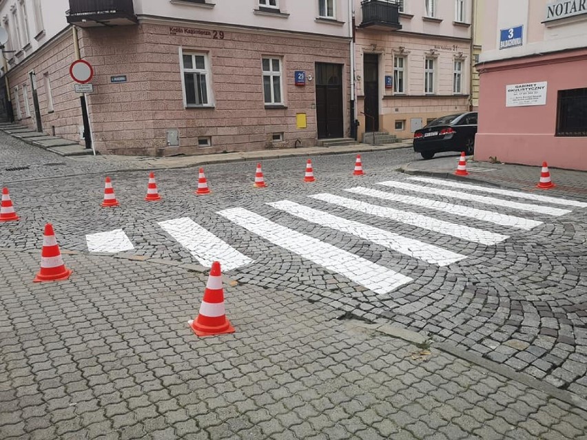 Nowe przejście dla pieszych na ul. Baldachówka w Rzeszowie. Niedługo zostaną także obniżone krawężniki
