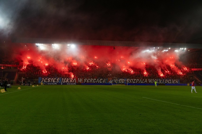 Stadion Wisły Kraków odleciał! Oprawa, race, dużo dymu. Tak kibice dopingowali „Białą Gwiazdę” w meczu z Widzewem Łódź