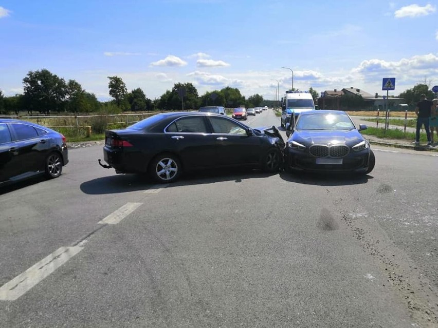 Bliskie spotkanie samochodów i wysoki mandat. Policja apeluje o ostrożność