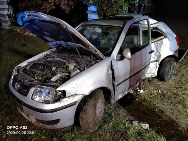 Samochód uderzył bokiem w drzewo. Jedna osoba trafiła do szpitala