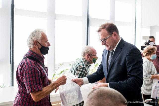 W piątek pierwsi seniorzy dostali czujniki czadu w ramach prowadzanej przez miasto tegorocznej edycji programu.