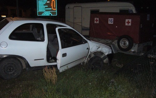 Leszno: Pijany kierowca zatrzymał się na przyczepie samochodowej [ZDJĘCIA]