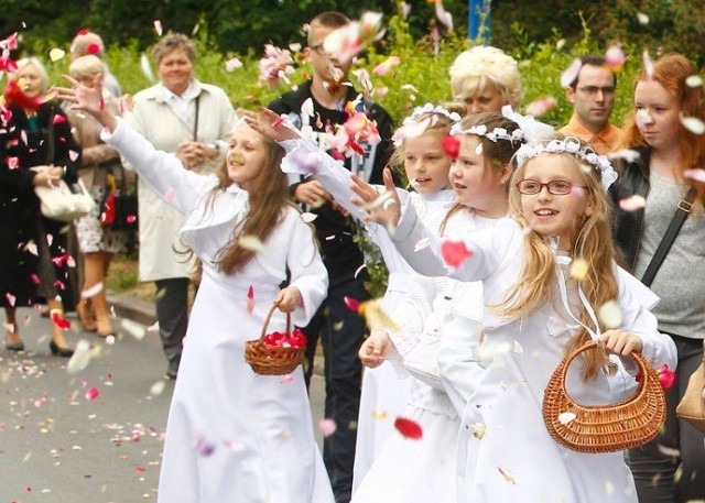 Mieszkańcy w odświętnych strojach przeszli w czwartkowy poranek ...